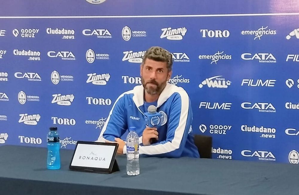 Ernesto Pedernera hizo su debut como entrenador interino en primera división y no pudo ocultar sus emociones. Sus dirigidos empataron 0 a 0 con el líder, Vélez.