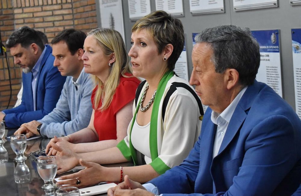 La ministra de Energía y Ambiente, Jimena Latorre y el intendente de Malargüe, Celso Jaque estuvieron en el inicio del debate por el proyecto de Malargüe Distrito Minero Occidental. Foto: X @hebesil