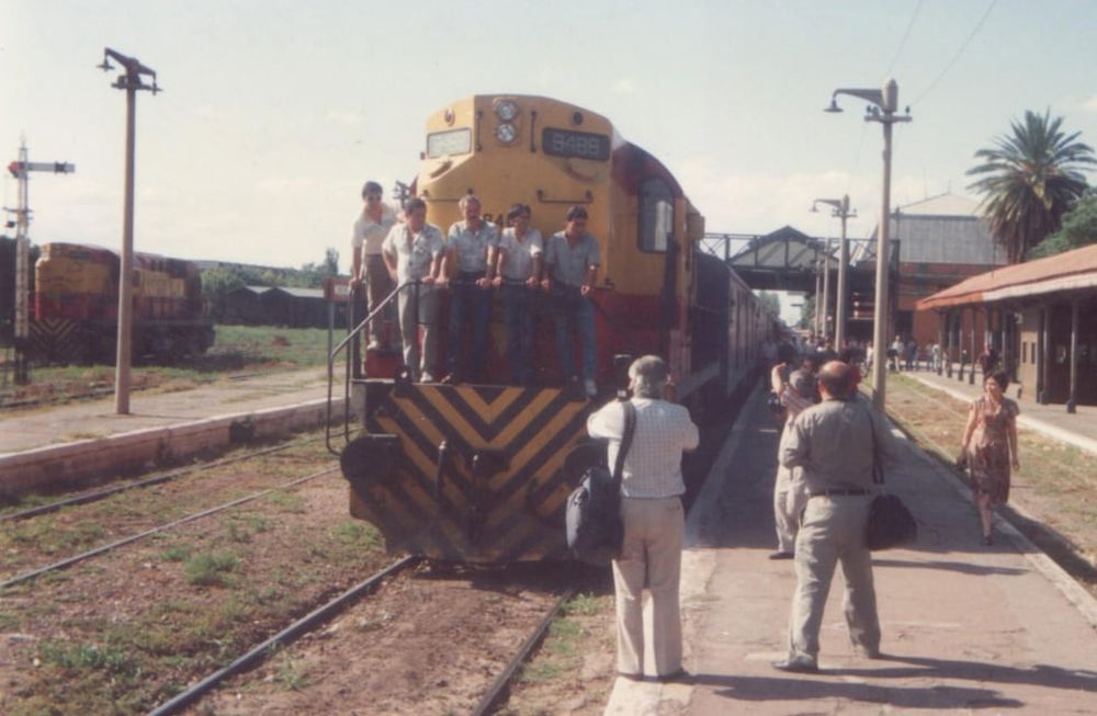 Cientos de mendocinos se agolparon en la Estación Mendoza y vieron, con impotencia, cómo la última formación partía rumbo a Buenos Aires el 10 de marzo de 1993. | Foto: Gentileza Mario Daniel Ávila.