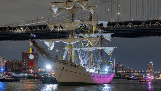 Fotografía del buque escuela mexicano Cuauhtémoc junto al puente de Brooklyn este sábado, en Nueva York (EE.UU.)