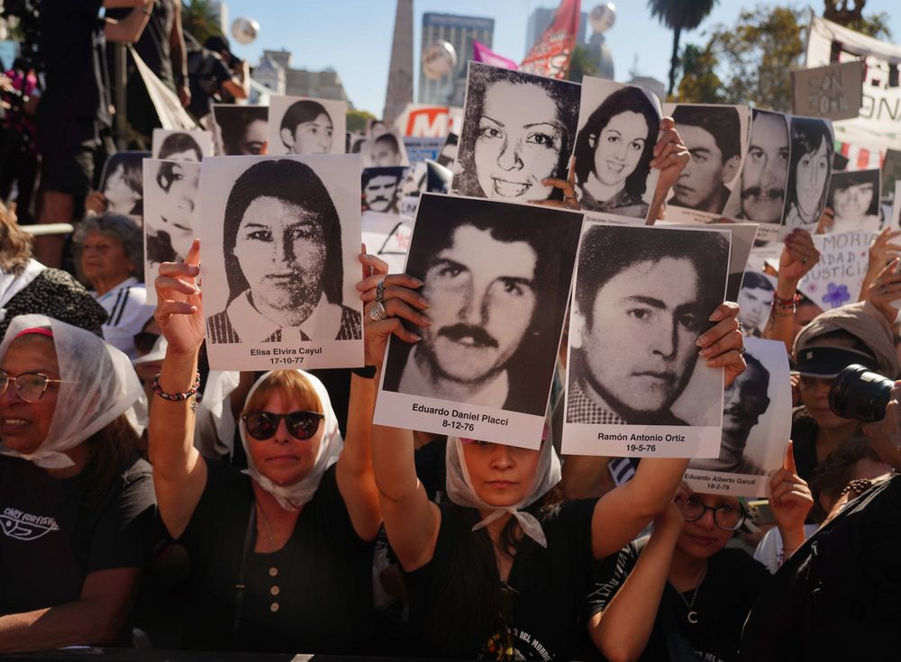 Organismos de derechos humanos realizarán hoy la marcha en Plaza de Mayo para conmemorar un nuevo aniversario del Golpe de Estado de 1976, que en esta oportunidad tendrá una simbología especial por cumplirse 50 años. En ese marco se realizarán movilizaciones en las ciudades más importantes del país por el Día de la Memoria, Verdad y Justicia, mientras que la principal convocatoria, como siempre, será en la histórica plaza frente a la Casa Rosada.