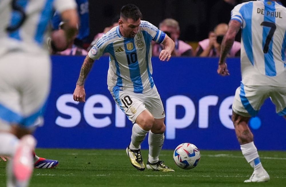 El delantero argentino Lionel Messi (10) avanza con el balón en el partido contra Canadá por el Grupo A de la Copa América, el jueves 20 de junio de 2024. (AP Foto/Mike Stewart)