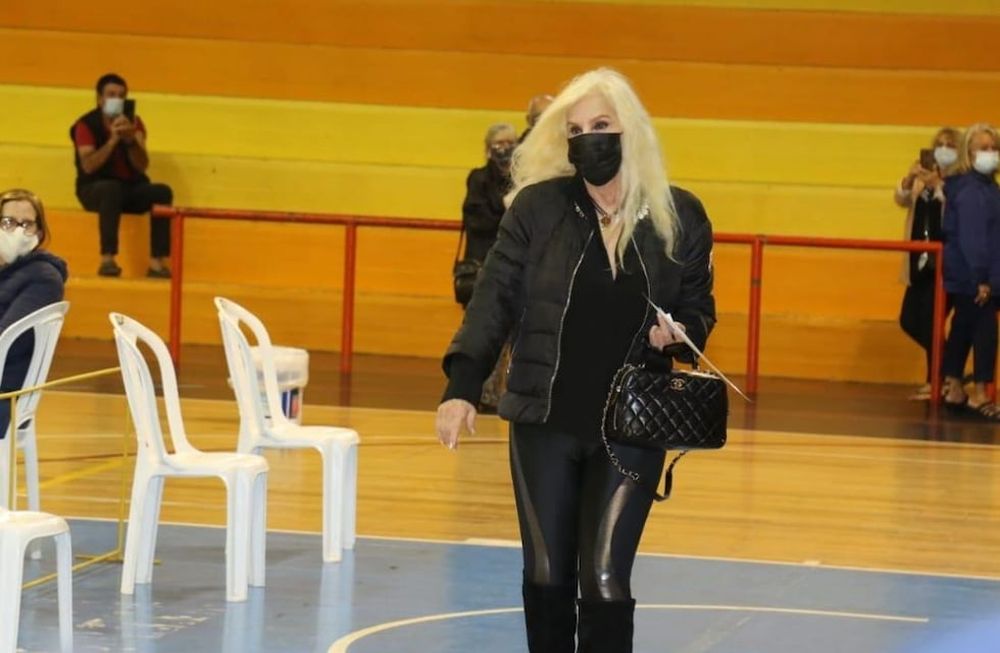 Selfies movidas, aplausos y otras “perlitas” de lo que fue la vacunación de Susana Giménez en Uruguay