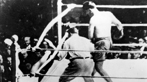 Los Andes | 100 años de la Pelea del Siglo entre Luis Ángel Firpo y Jack Dempsey, donde estuvo en juego el título mundial de los pesado. Se realizó en el estadio Polo Grounds de Nueva York. En la imagen, el momento en el que el Toro de Las Pampas saca de una trompa