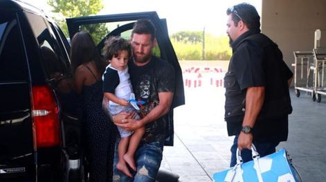 Messi y su familia arribaron hoy a Barcelona, después de descansar en el caribe