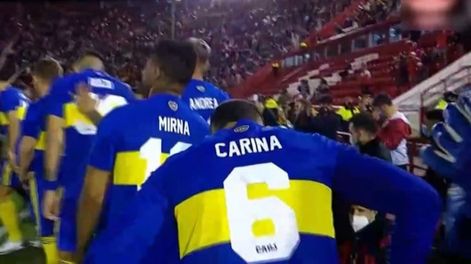 Los futbolistas del Xeneize salieron a la cancha con los nombres de sus madres en la espalda, tal como sucedió el día que debutó Carlos Tevez.. / Gentileza.