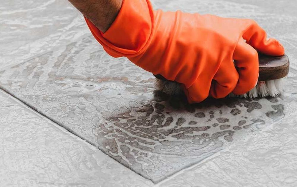 Con solo un paso previo y una mezcla casera, el piso recupera su brillo, elimina las manchas y no daña la superficie.