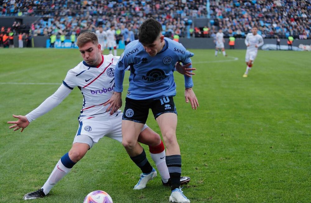 Bruno Zapelli, volante de Belgrano, en su último partido, ante la marca del mendocino Francisco Perruzzi de San Lorenzo, en el Gigante de Alberdi. (Prensa Belgrano)
