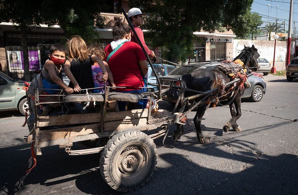 Los niveles de indigencia bajaron, pero ya hay 450 mil pobres en el Gran Mendoza.Una familia en carretela se traslada por las calles del Las Heras. Foto: Ignacio Blanco / Los Andes