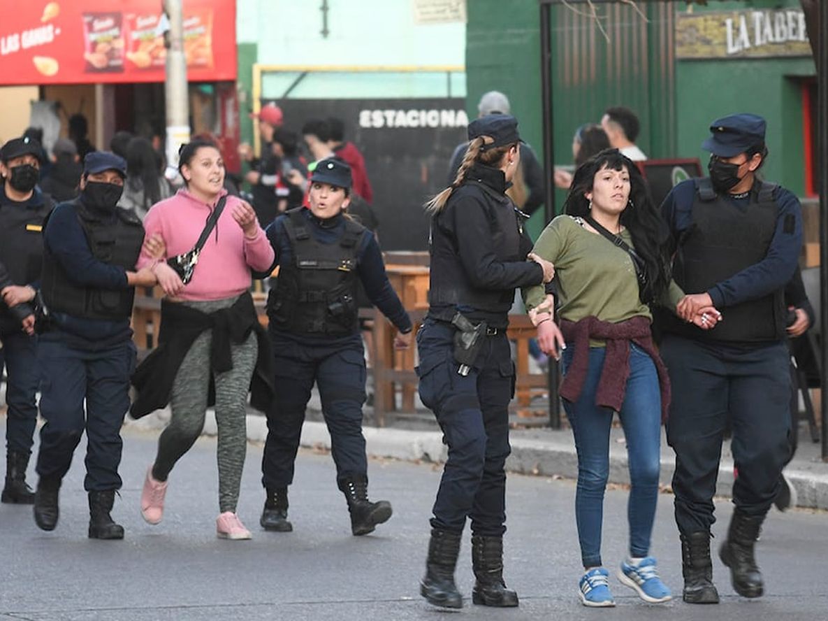 En San Martín, familiares y amigos de Agostina Trigo marcharon por las calles del centro para pedir Justicia.Agustina fué encontrada sin vida en un galpón abandonado en el distrito Buen Orden de San Martín.Un grupo de Manifestantes, rompió vidrios en el Ministerio Público Fiscal, ubicado en la esquina de 25 de Mayo y Arjonilla, donde tuvo que actuar la policía.Foto: José Gutiérrez/ Los Andes