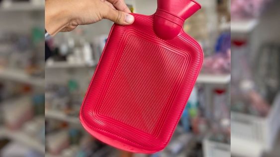 la bolsita de agua caliente rota o vieja, no la tires, posees un tesoro en casa: dos formas de aprovecharla