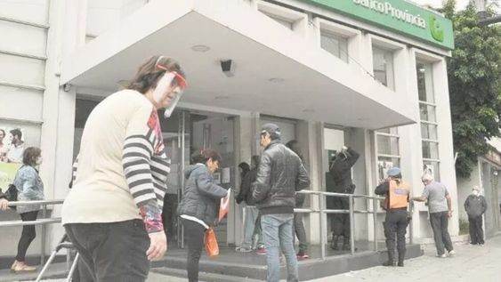 Prevén una mayor caída de depósitos en dólares en bancos