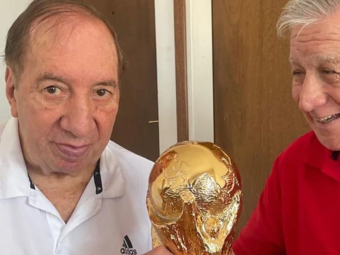 El ex DT campeón en 1986 pudo recibir la copa del mundo que ganó Argentina en Qatar.