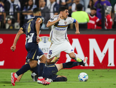 Guillermo Enrique (abajo) de Alianza disputa el balón con Miguel Merentiel (d) de Boca este martes, en un partido de la segunda ronda de la Copa Libertadores entre Alianza Lima y Boca Juniors en el estadio Alejandro Villanueva en Lima (Perú). EFE/ Paolo Aguilar