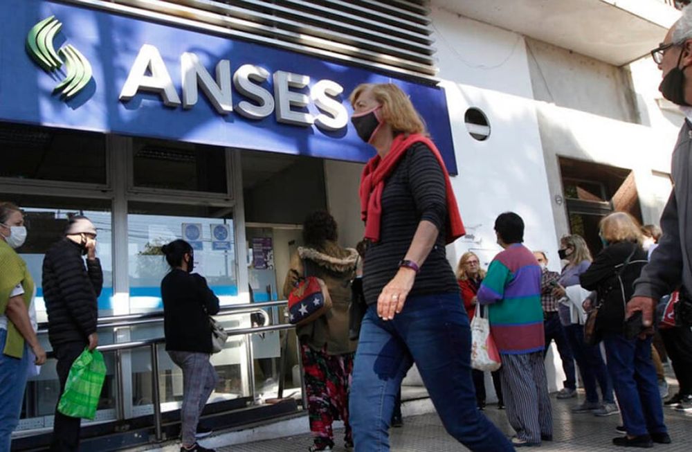 ANSES informa que hoy comienza el calendario de pagos de las Pensiones No Contributivas (PNC), que tienen incluido la tercera cuota del refuerzo de 15 mil pesos. /Jubilados Anses