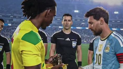 Lionel Messi recibió de Sessi D’Almeida, capitán de Benín, una estatuilla que representa a las históricas Amazonas de Dahomey.