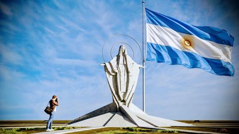 El monumento a la Santa Madre, en Rivadavia, en tono mundialista, según sus promotores.&nbsp;
