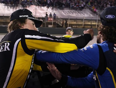 Escándalo en NASCAR: Carson Hocevar le conectó una trompada a Ryan Blaney tras un choque en Bristol.