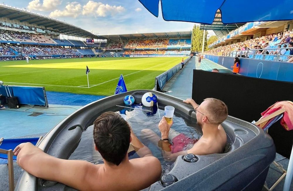 Dos fans del Troyes miraron el partido de una peculiar forma