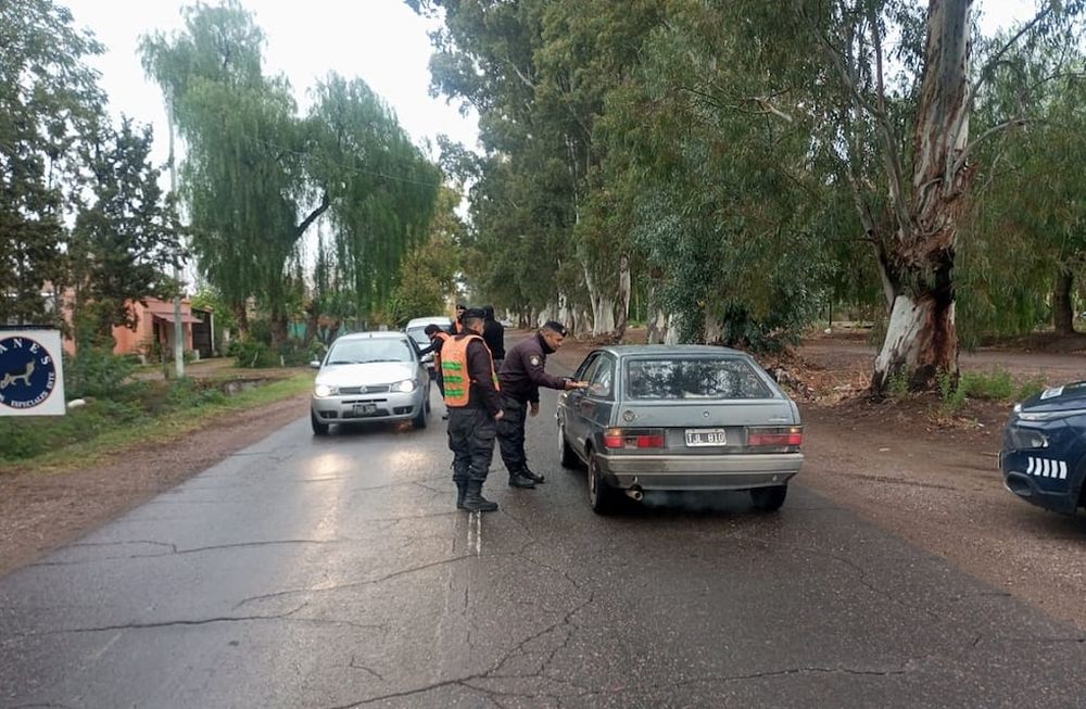 Patriotas y solidarios: policías de Canes del Este repartieron escarapelas y sopaipillas. | Foto: Ministerio de Seguridad y Justicia