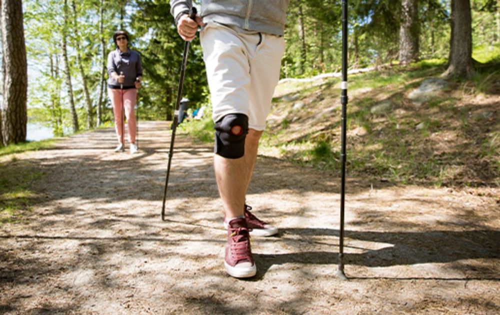 Una caminata en terreno llano puede mejorar la movilidad.