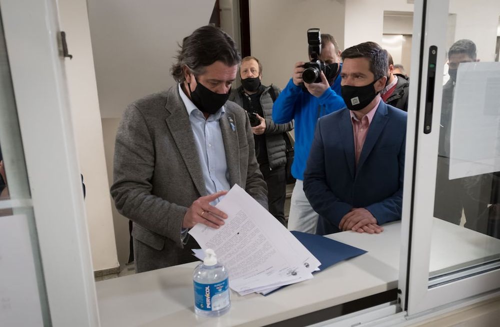 Hace seis meses. El 11 de agosto del año pasado, el ministro Ibáñez ingresó -rodeado de fotógrafos- el proyecto en la Legislatura. Foto: Gentileza