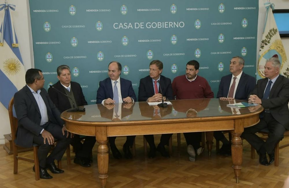 El gobernador Rodolfo Suárez junto a las autoridades mineras que fueron adjudicadas para Potasio Río Colorado. Foto: Orlando Pelichotti