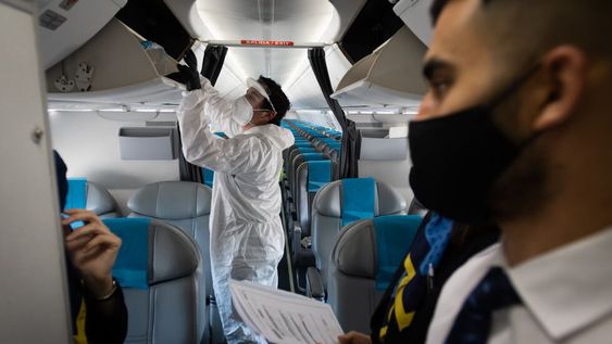 Medidas de prevencion y protocolos sanitarios en cada etapa de los vuelos de Aerolineas Argentinas y en el aeropuerto. Foto: Ignacio Blanco / Los Andes