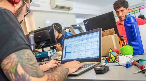 Los Andes | En la actualidad el 58% de los empleados que trabajan en esta industria cuenta con una carrera universitaria y se desarrollan en áreas de conocimientos específico. / Foto: Ignacio Blanco