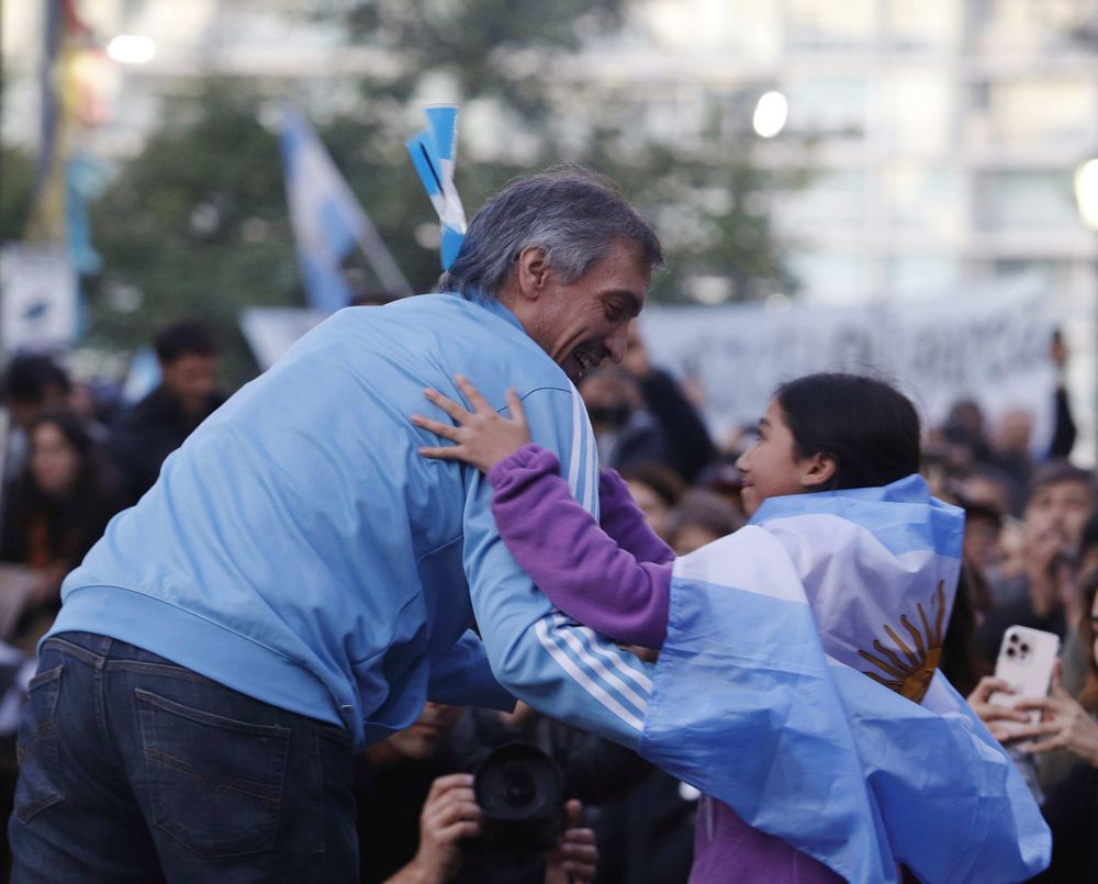 El banderazo en apoyo a la expresidenta Cristina Fernández de Kirchner en Parque Lezama con la presencia de su hijo, Máximo Kirchner. Los militantes se congregaron allí por pedido de CFK, quien a través de un mensaje en X solicitó que no hubiera una concentración en frente de su domicilio, donde cumple arresto domiciliario.