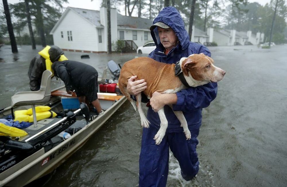 El huracán Florence ha dejado al menos cuatro muertos y pierde fuerza al tocar tierra