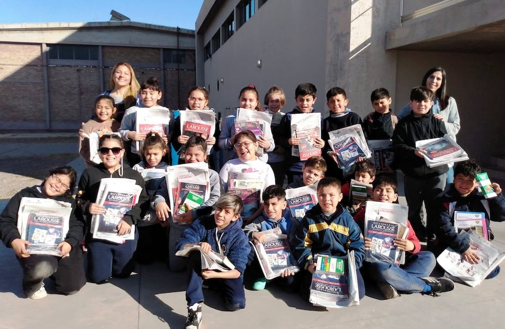 Todos los chicos de 4º grado de la escuela Nº 1-016 “Petrona Guiñazú de Burgoa”, de Godoy Cruz, acompañados por sus docentes, Mariana Barud y Daniela Montalto.