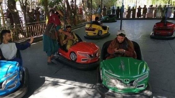 Los talibanes se filmaron en autos chocadores en un contexto de total crisis.