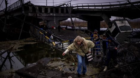 Los Andes | Una mujer corre mientras huye con su familia a través de un puente destruido en las afueras de Kiev, Ucrania.