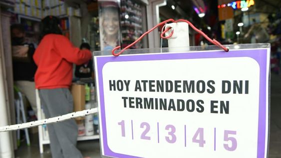 Lunes y miércoles son los días señalados para que quienes tengan el 1, 2, 3, 4 o 5 como último número de DNI salgan a comprar. / Orlando Pelichotti