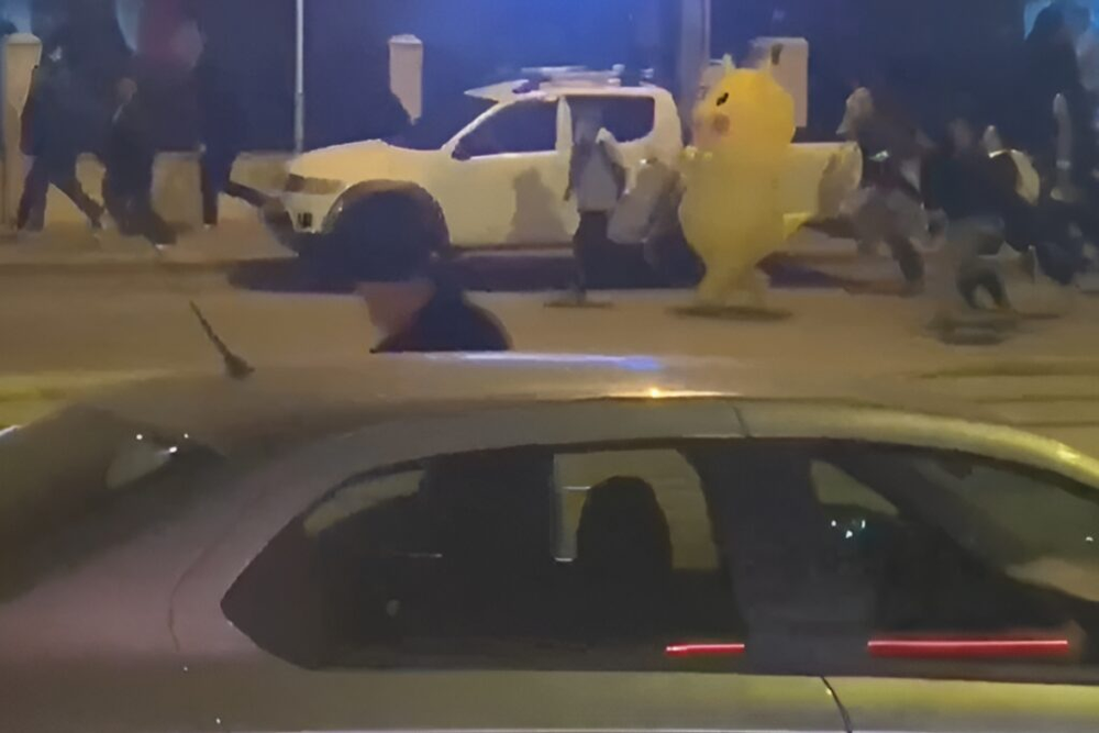 Pikachu escapa de la policía durante protestas en Turquía.&nbsp;