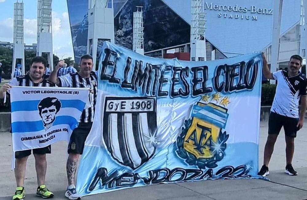 Mendoza, el Lobo y “El Víctor” Legrotaglie, presentes y alentando a Argentina en la Copa América. Foto: Gentileza Juan Ignacio López Zaragoza