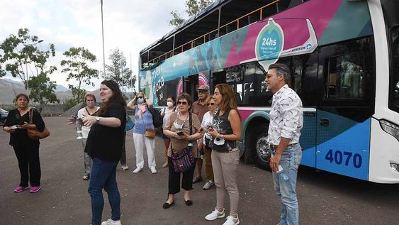 Recorrer la Capital en el bus turístico es una opción “gasolera” para los visitantes y para los propios mendocinos. Foto: José Gutiérrez / Los Andes