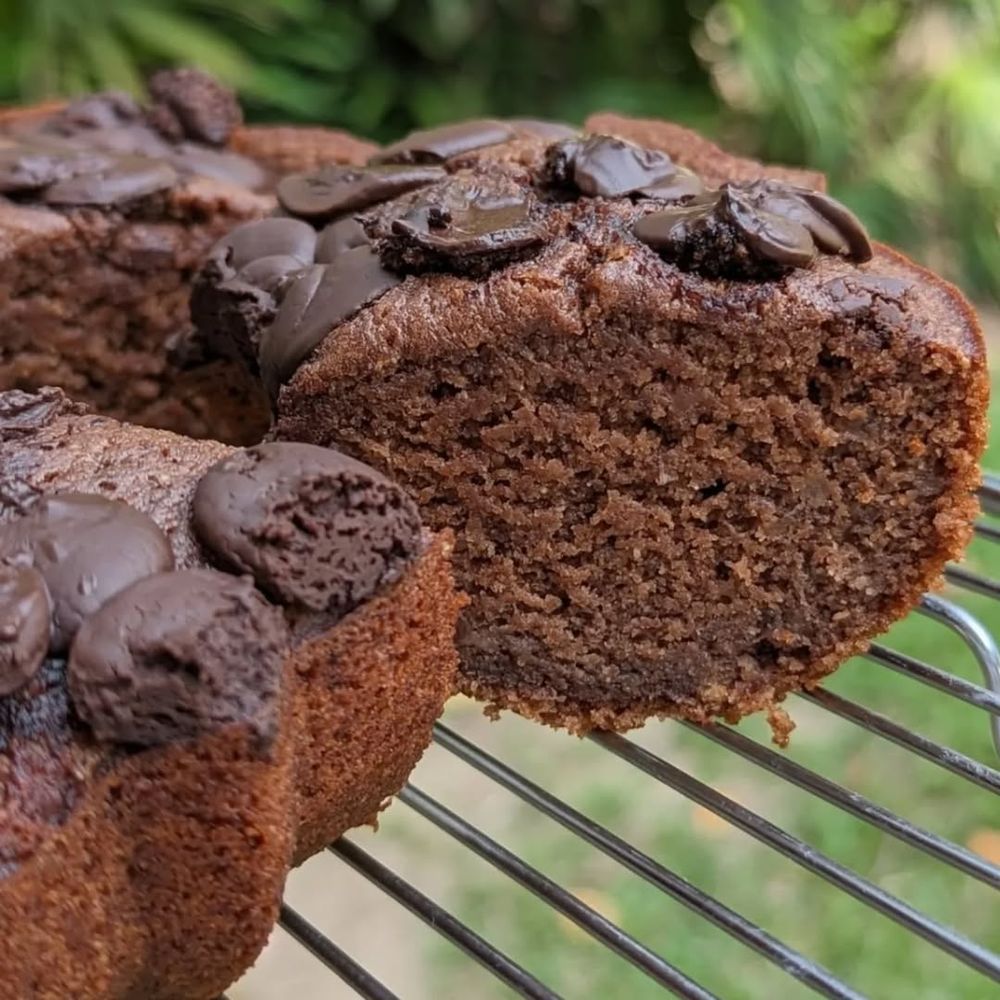 BUDÍN INTEGRAL  de BANANA y CACAO Vas a necesitar  1 huevo  1 taza de azúcar mascabo (o la que tengas)  1-2 taza de aceite  1 3-4 tazas de harina integral   1-4 taza de cacao amargo  2 cucharaditas de polvo de horn.webp