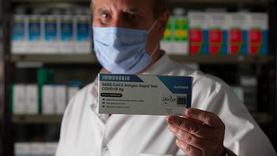 En seis pasos y en sólo 30 minutos quien compre un kit de autodiagnóstico podrá tener el resultado, si tomó bien la muestra. Cuestan 1.600 pesos, en promedio. Foto: Clarín