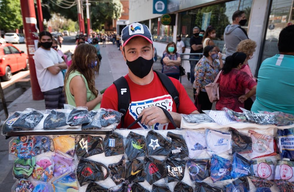 Por el Centro. Darío es artesano, pero este año se vio obligado a vender barbijos para poder mantener a su familia. Foto: Ignacio Blanco / Los Andes