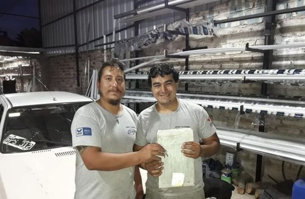 Premio a la lealtad, compromiso, responsabilidad y amor que le pones todos los días en tu trabajo Fati. escribió el dueño de la vidriería