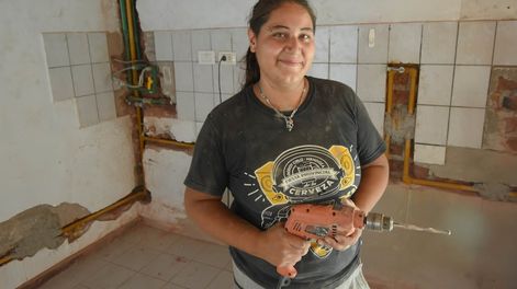 Los Andes | Verónica Ibarra es albañil, realiza todo tipo de construcciónes, refacciones y plomeria. Se abre paso en un ámbito dominado por hombres.