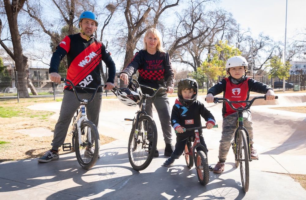 Liliana, su hijo Damián y sus nietos Gregorio y Clemente representan las tres generaciones que siguen con pasión el ciclismo. | Foto: Ignacio Blanco / Los Andes