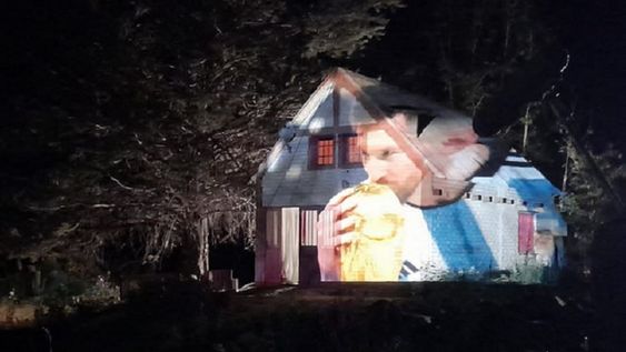 La imagen de Lionel Messi, el mejor futbolista de la historia, proyectada en una casa de Potrerillos durante la filmación del spot de la AFA. / gentileza