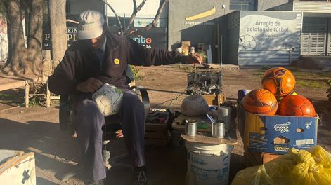 Le robaron la bicicleta al cirujano callejero de pelotas y no puede trabajar: cómo ayudarlo