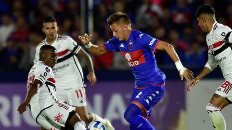 Mateo Retegui intenta manejar el balón. Tigre no pudo con Sao Paulo y perdió 2 a 0. / Gentileza.