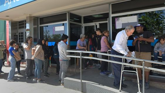 ANSES Mendoza suspendió la atención al público y cientos de personas quedaron en la puerta. Foto: Orlando Pelichotti / Los Andes