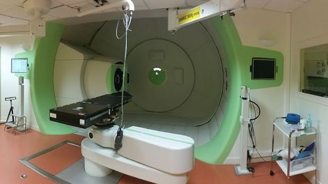 Una vista de la sala de tratamiento con brazo giratorio, en el Centro de Protonterapia d’Orsay, Instituto Curie (Francia).