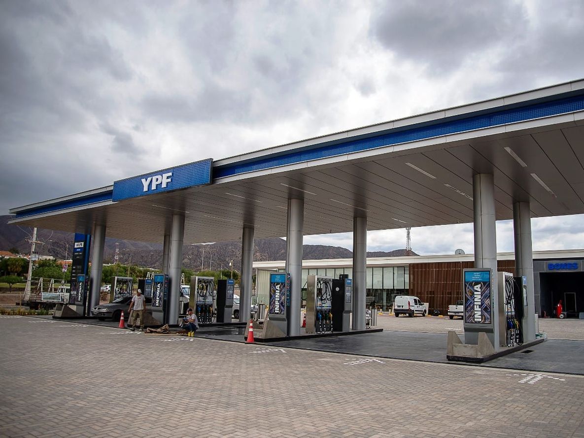 Tras el congelamiento de precios, YPF define el lunes el nuevo esquema de subas en los combustibles